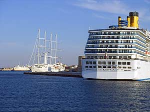 Segelkreuzfahrten vs. Megakreuzfahrten