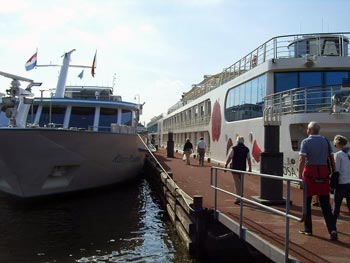 Flusskreuzfahrtschiffe in Amstrdam