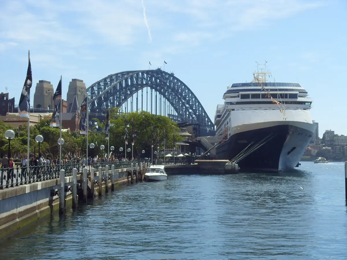 Kreuzfahrtschiff vor der Sydney Harbour Bridge