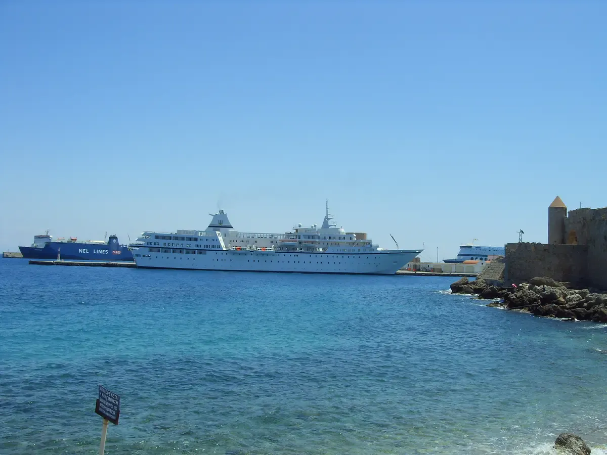 Kreuzfahrtschiff im Hafen von Rhodos