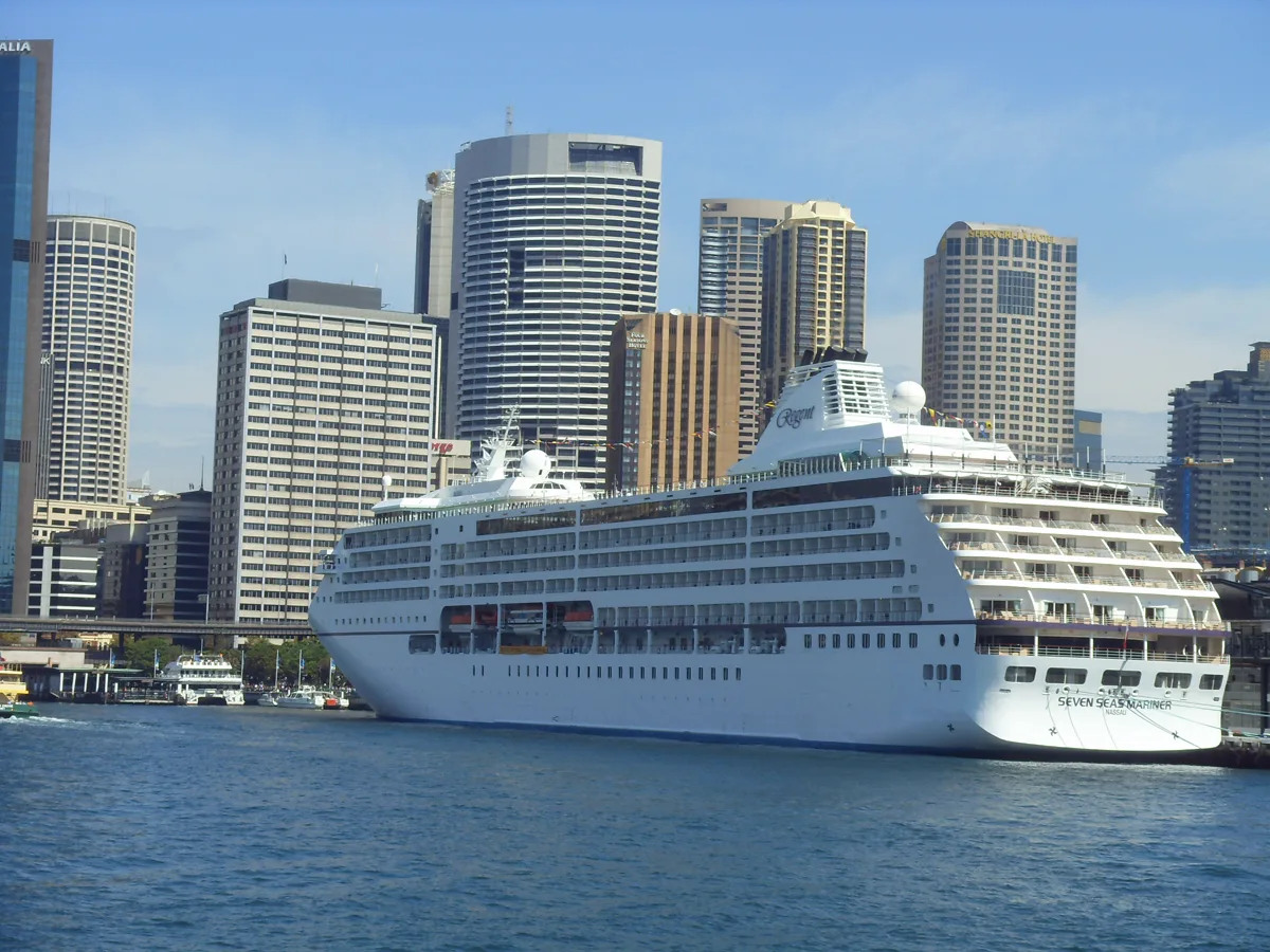 Kreuzfahrtschiff vor der Skyline von Sydney