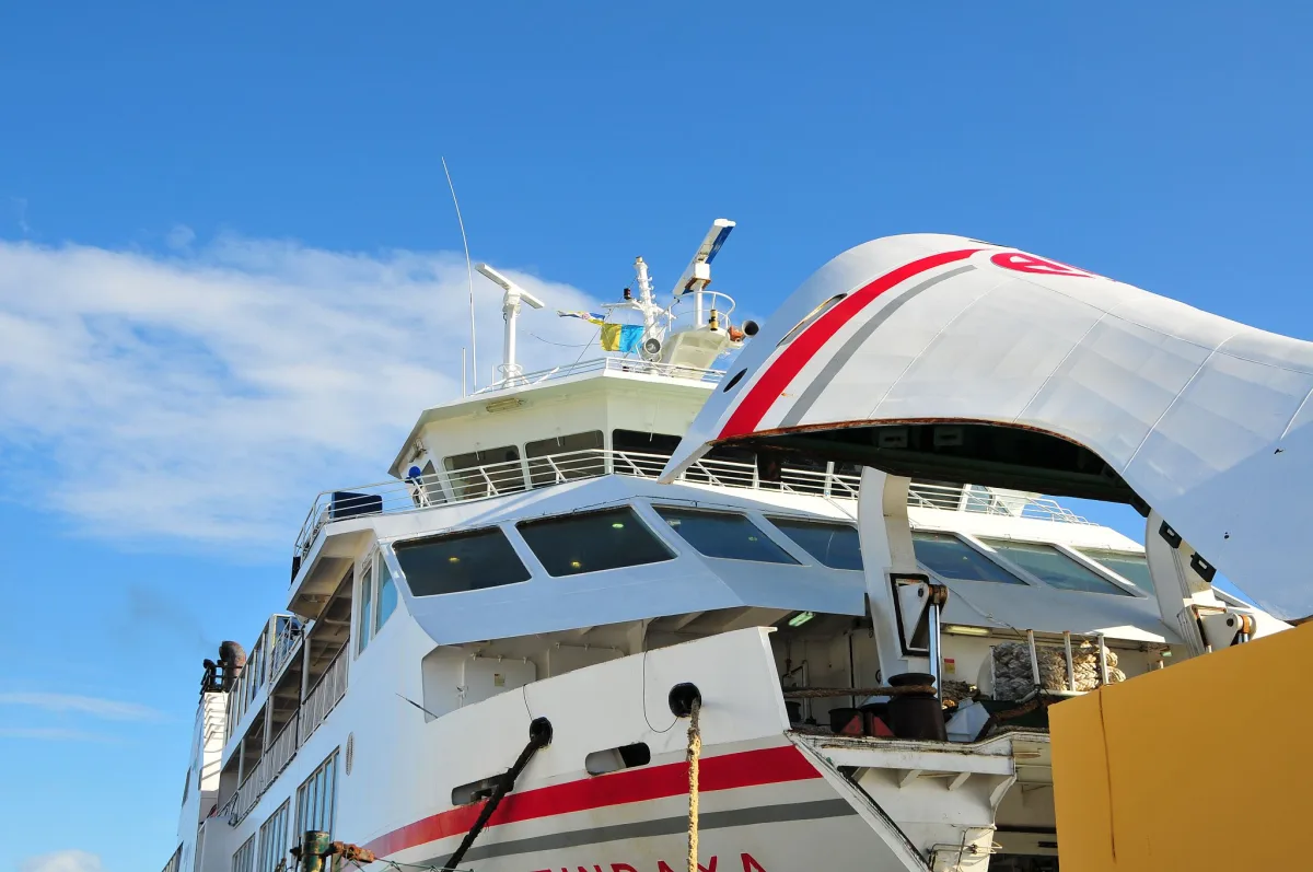 Fähre im Hafen von Corralejo auf Fuerteventura