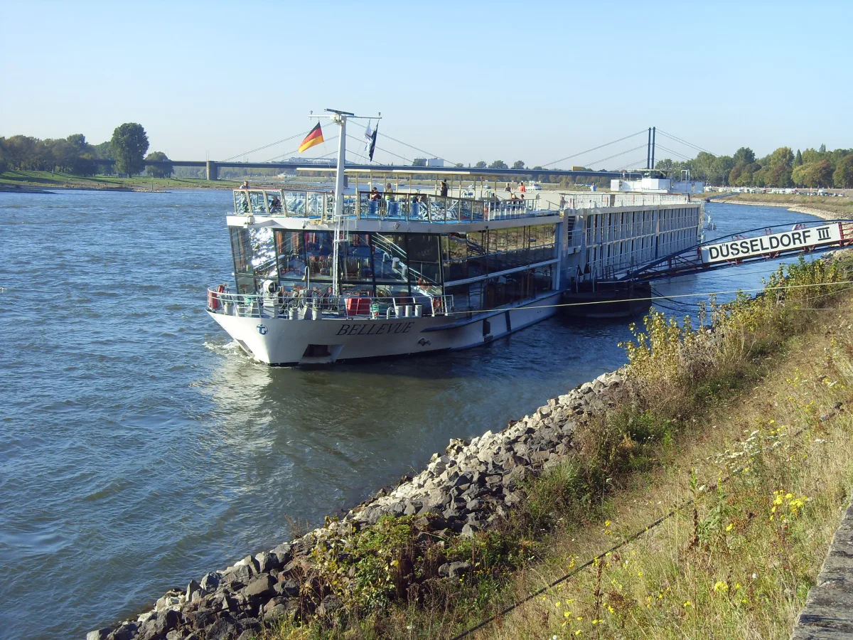 Flusskreuzfahrtschiff auf dem Rhein in Düsseldorf