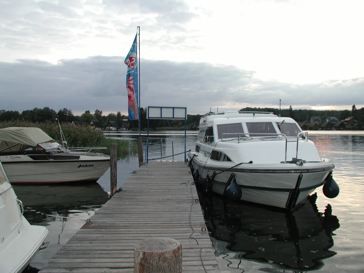 Hausboot an einem Steg auf der Mecklenburgischen Seenplatte