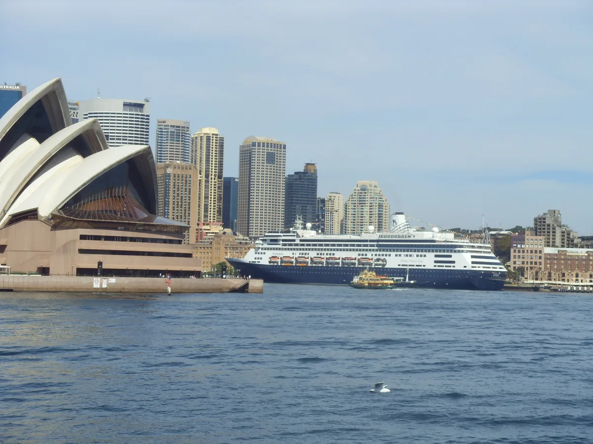 Kreuzfahrtschiff vor dem Sydney Opera House