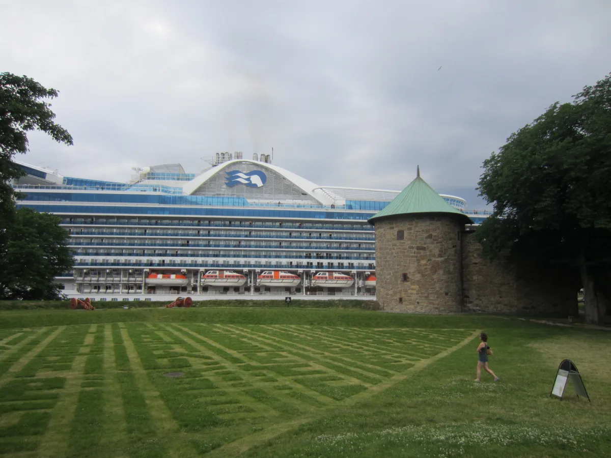Kreuzfahrtschiff vor der Akershus Festung in Oslo