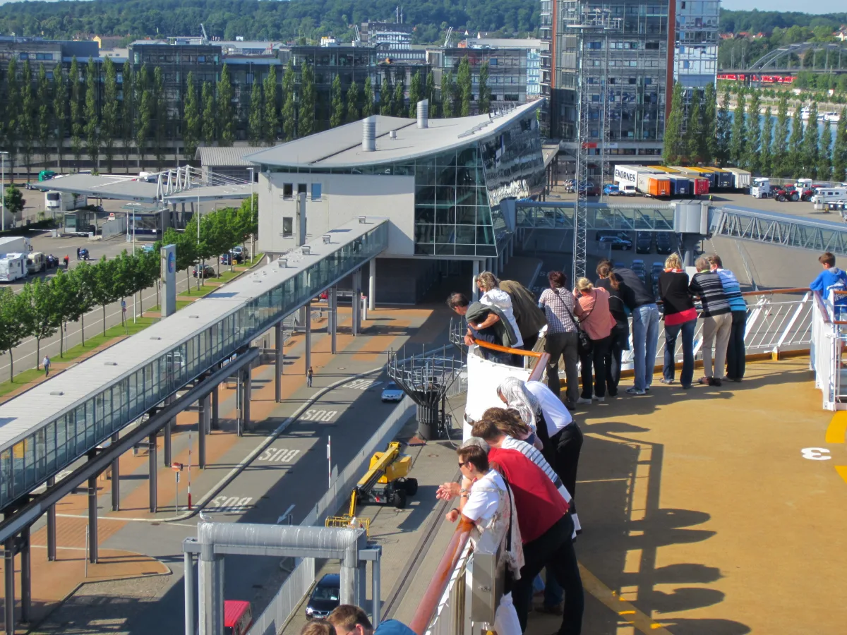 Blick vom Oberdeck eines Passagierschiffs auf das Terminal in Kiel