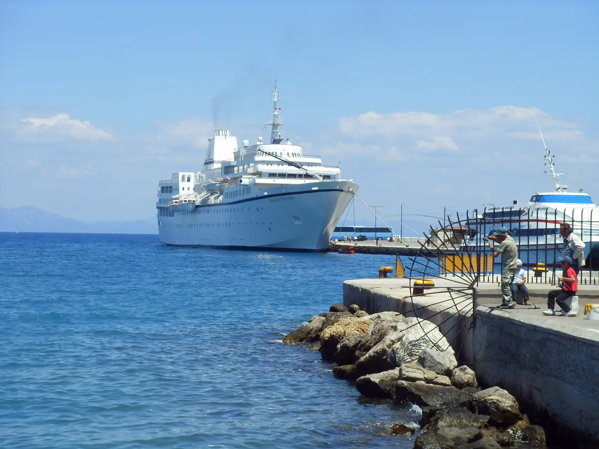 Kreuzfahrtschiff im Hafen von Rhodos neben einer Schnellfähre