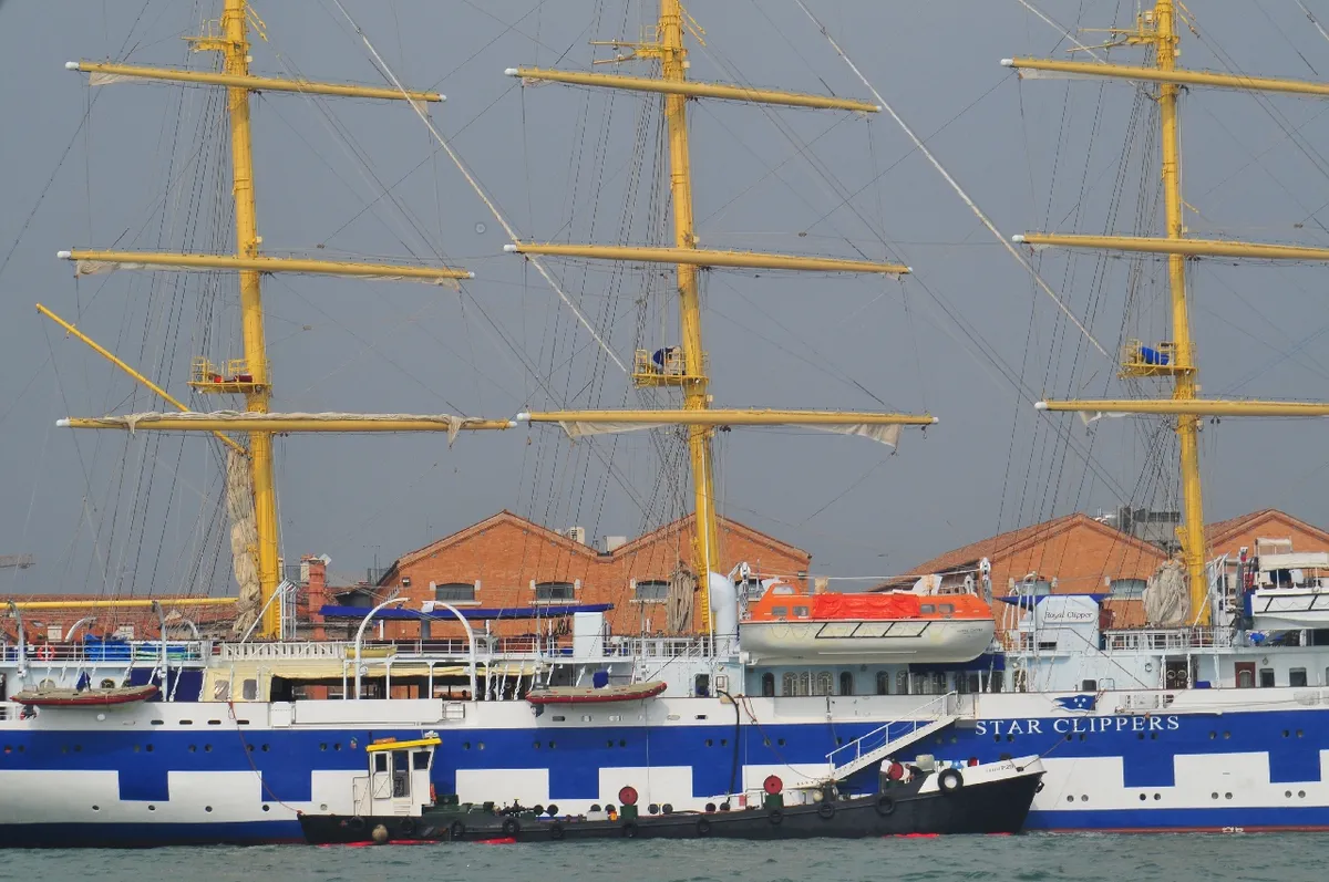 Segelschiff im Hafen von Venedig