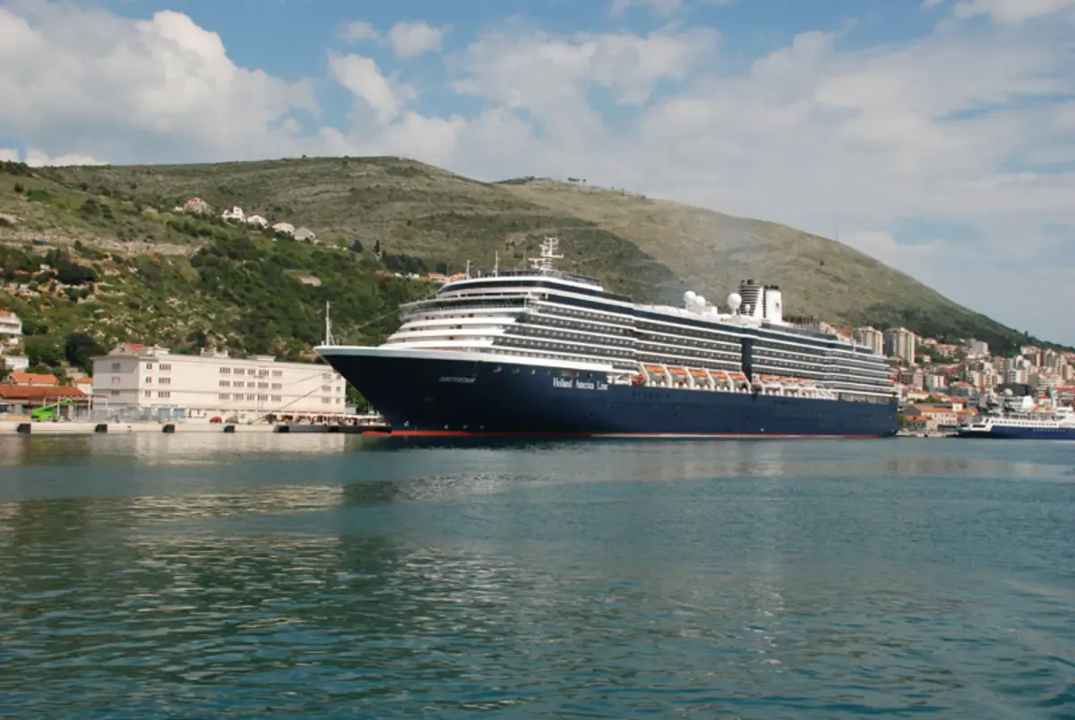 Kreuzfahrtschiff vor Split